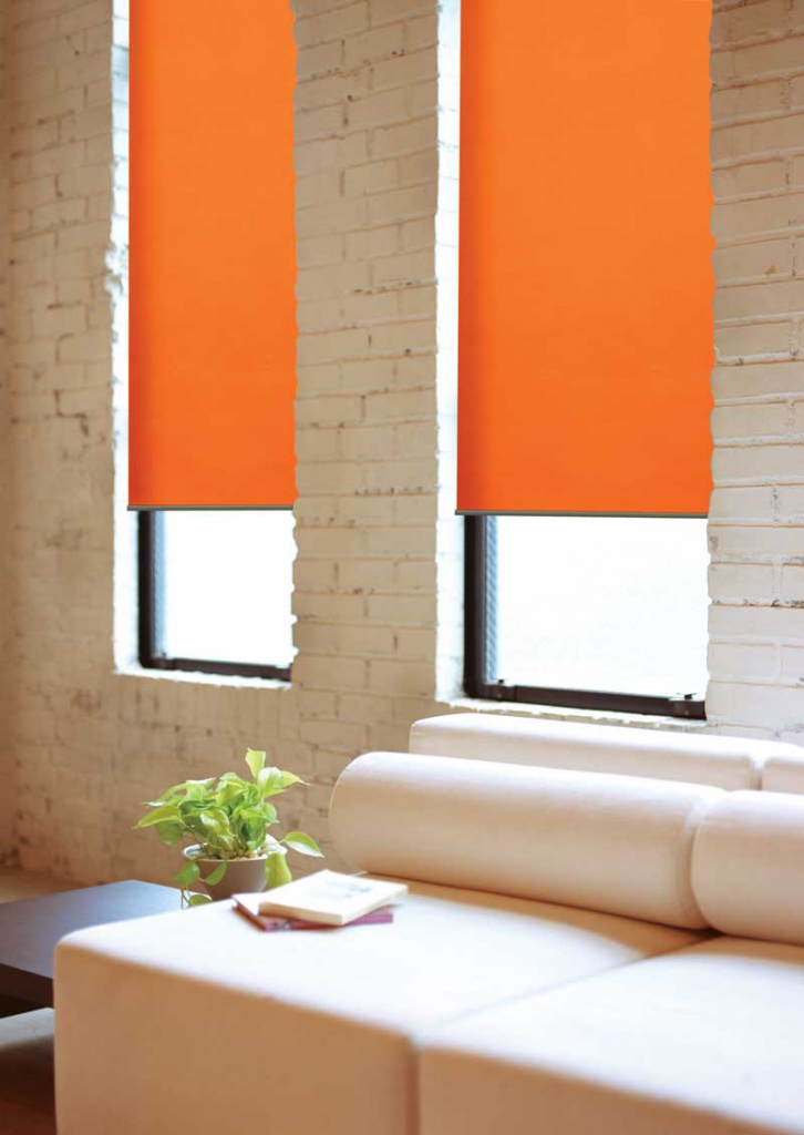Оранжевые рулонные шторы в интерьере
